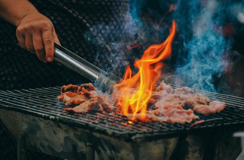 Jak skutecznie piec kiełbasę na grillu – optymalna temperatura i porady