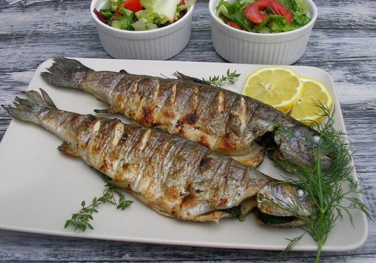 Idealny czas pieczenia pstrąga na grillu – jak długo to robić?