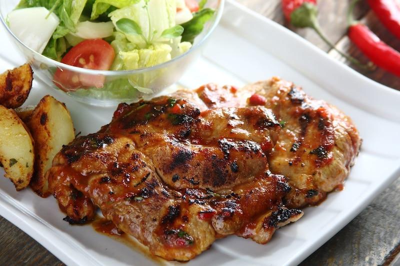 Jak długo smażyć karkówkę na patelni grillowej, by uzyskać perfekcyjny smak?