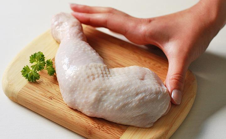 Smażenie udek z kurczaka na patelni