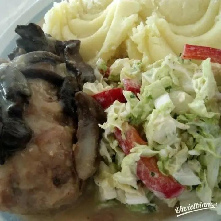 Idealna sałatka do pieczonej karkówki – przepisy, które zachwycą każdego