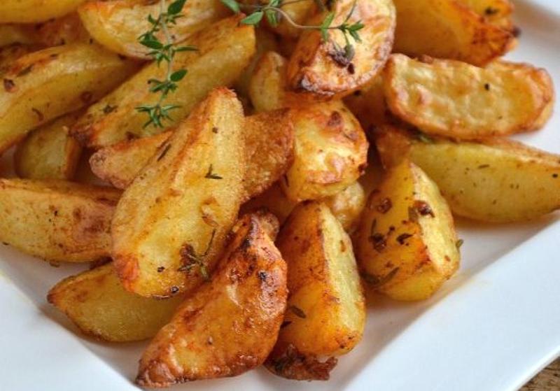 Idealnie pieczone ziemniaki w plastrach – jak długo trzymać w piekarniku?