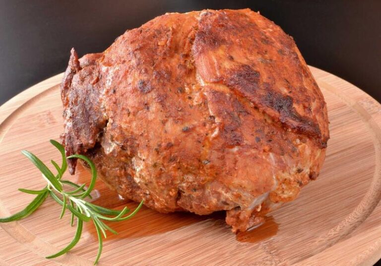 Jak prawidłowo piec mięso od szynki – idealna temperatura krok po kroku