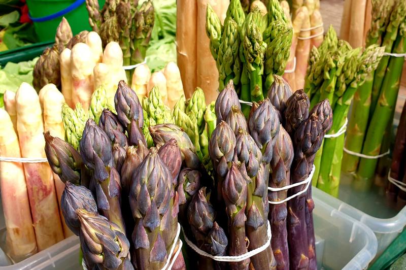 Gotowanie białych szparagów