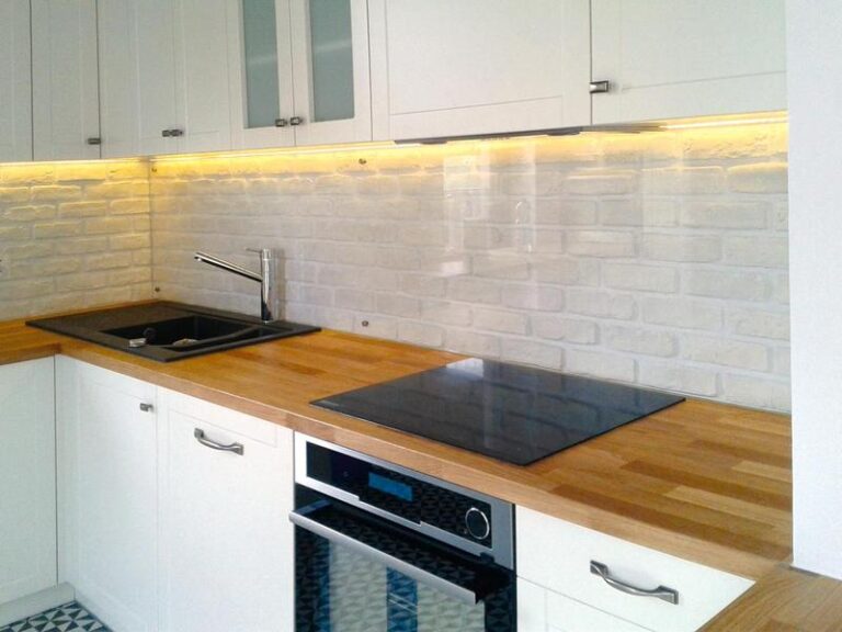 Czym można zastąpić płytki w kuchni na ścianie? Oto najlepsze alternatywy!