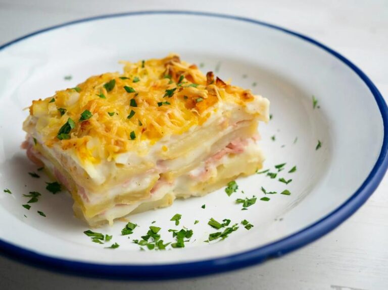 Idealna temperatura pieczenia zapiekanki ziemniaczanej – sprawdź, jak osiągnąć perfekcję!