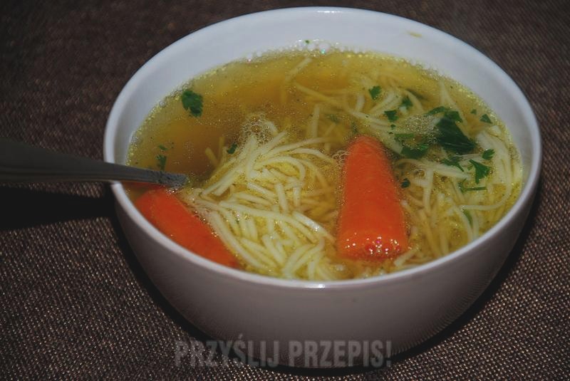 Co dodać do rosołu drobiowego? Proste przepisy na pyszną zupę