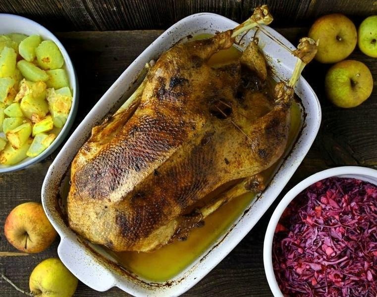 Gęś w piekarniku: jak długo piec, by była soczysta i aromatyczna?
