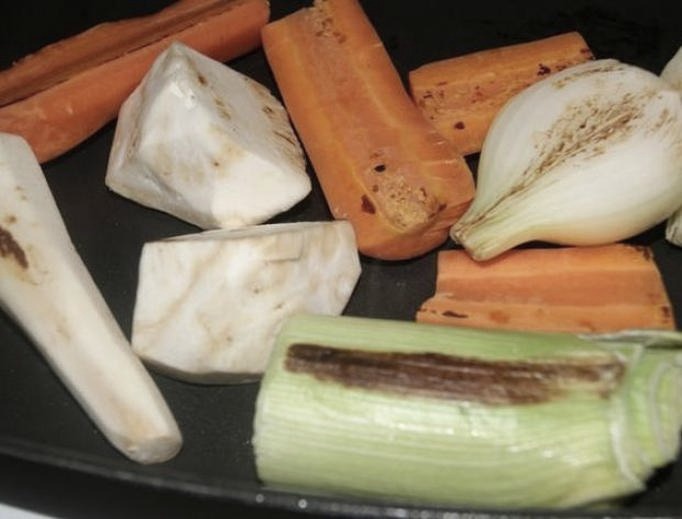 Jak i w jakiej temperaturze piec warzywa do rosołu, aby były idealne?