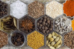 Odkryj fascynujące pochodzenie przypraw korzennych z różnych kontynentów