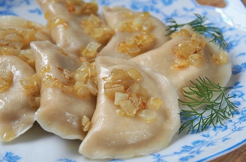 Przewodnik po smakach: czym doprawić pierogi ruskie, by zachwyciły każdego?