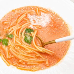 Zupa pomidorowa z dodatkiem mięsa – idealne połączenie dla smakoszy