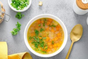 Zupy, które korzystnie wpłyną na Twoje jelita – sprawdź nasze przepisy!