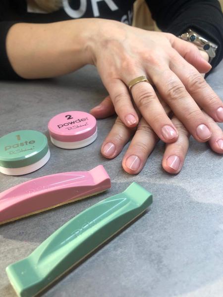 Manicure tytanowy zalety
